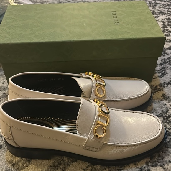 Gucci Logo Plaque Moccasin Leather Loafers - Picture 14 of 16